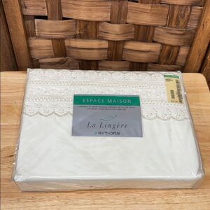 NOS Simons Espace Maison Cream Lace Bedding Set